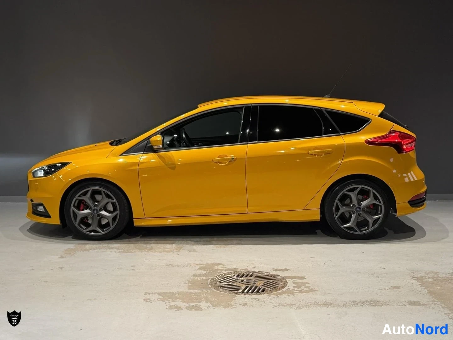 Keltainen Ford Focus ST 2016, sivulta, kuva 6
