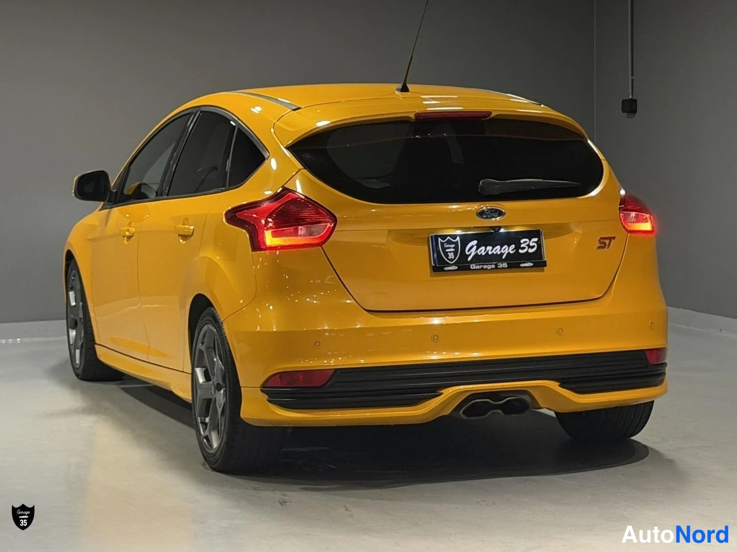 Keltainen Ford Focus ST 2016, takaviisto, kuva 7