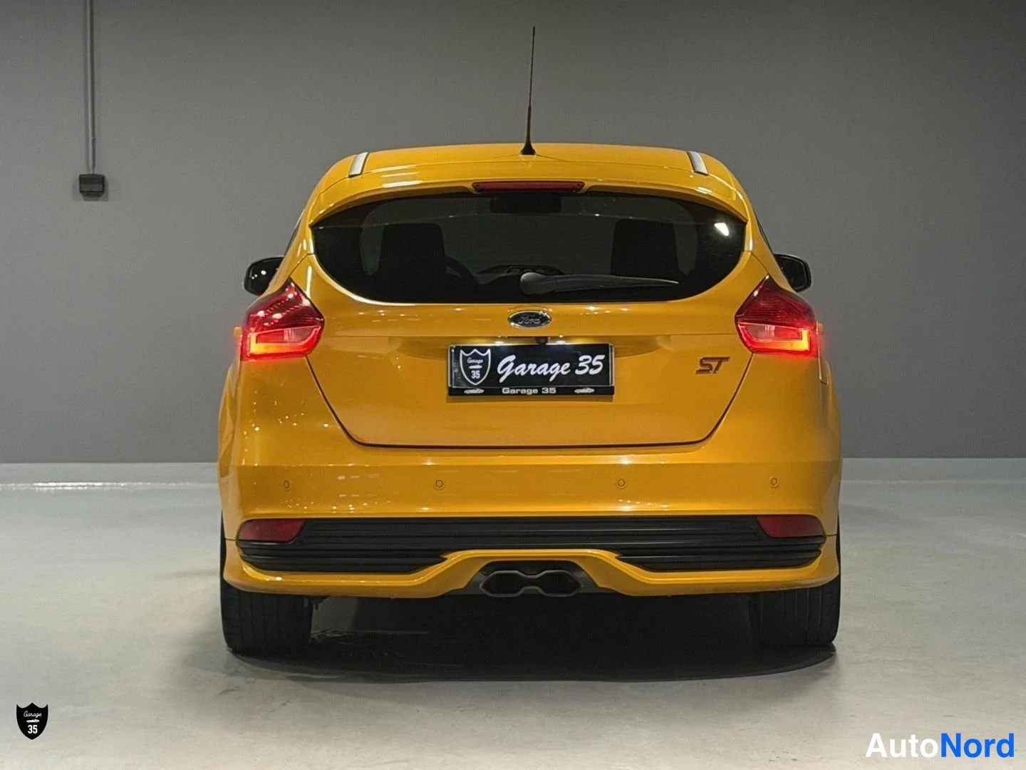 Keltainen Ford Focus ST 2016, takaa, kuva 10