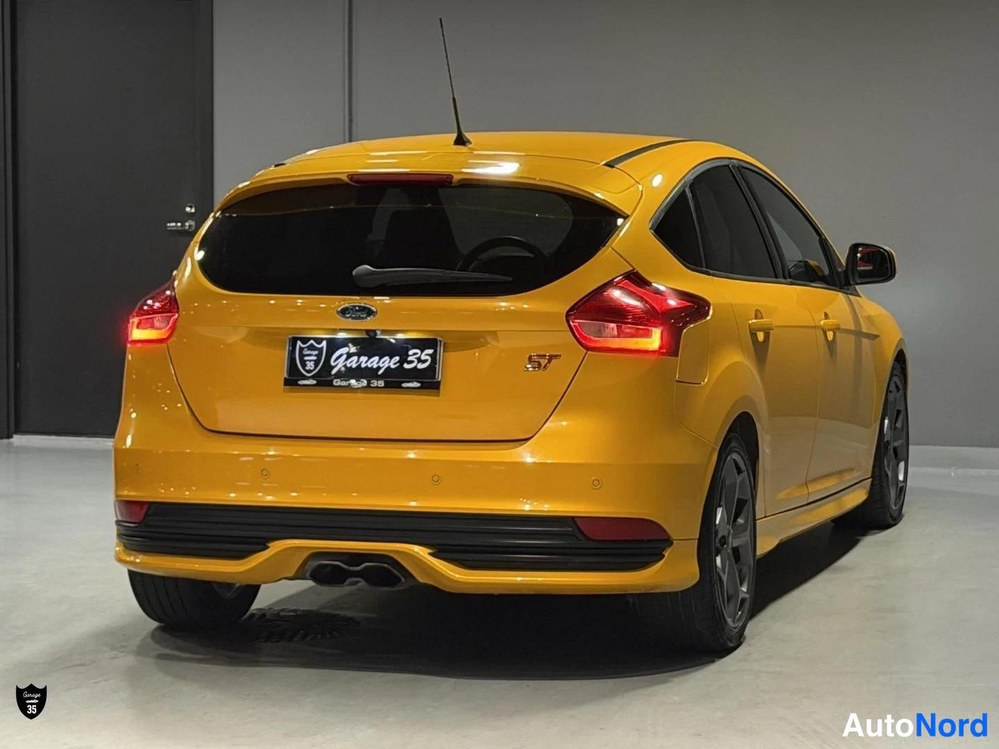 Keltainen Ford Focus ST 2016, takaviisto, kuva 8