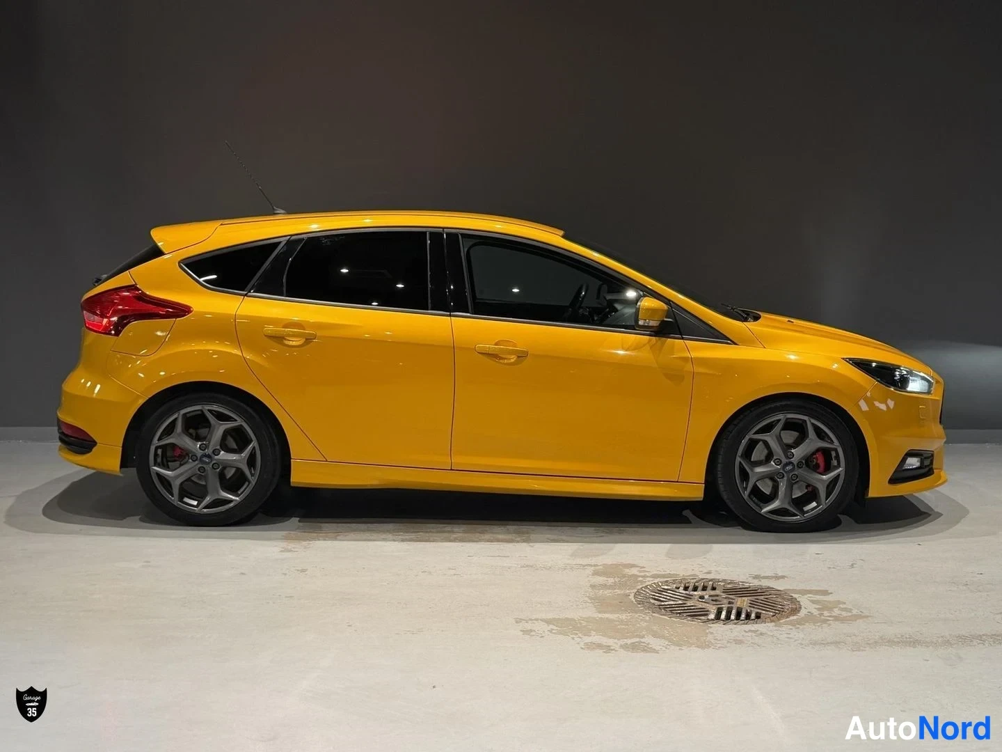 Keltainen Ford Focus ST 2016, etuviisto, keula oikealle, kuva 3