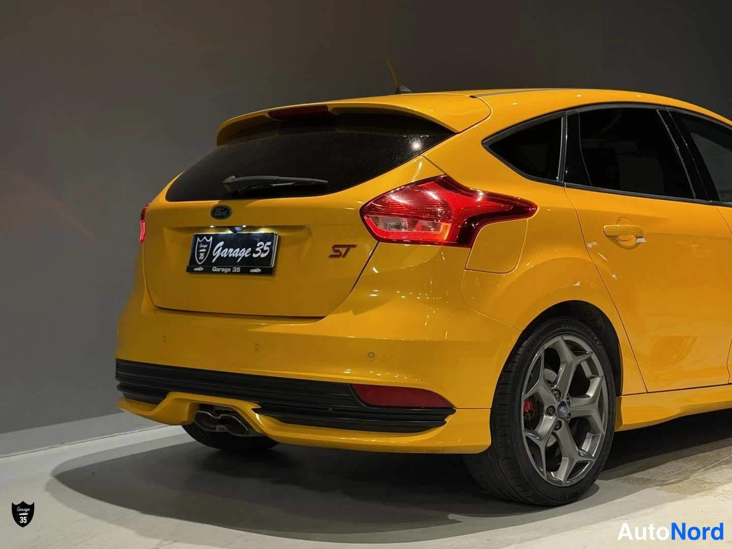 Keltainen Ford Focus ST 2016, takaviisto, kuva 9