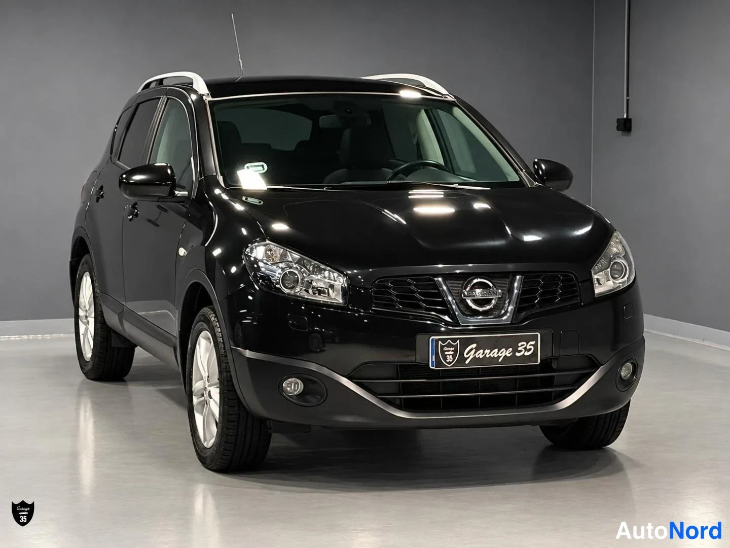 Musta Nissan Qashqai 2012, etuviisto, keula oikealle, kuva 2