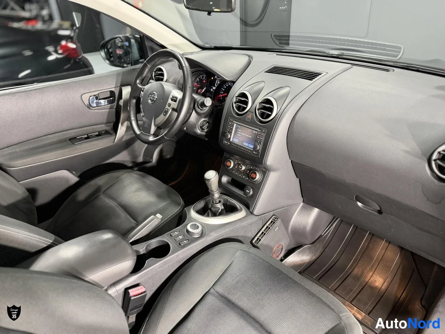 Musta Nissan Qashqai 2012, ohjaamo, kuva 13