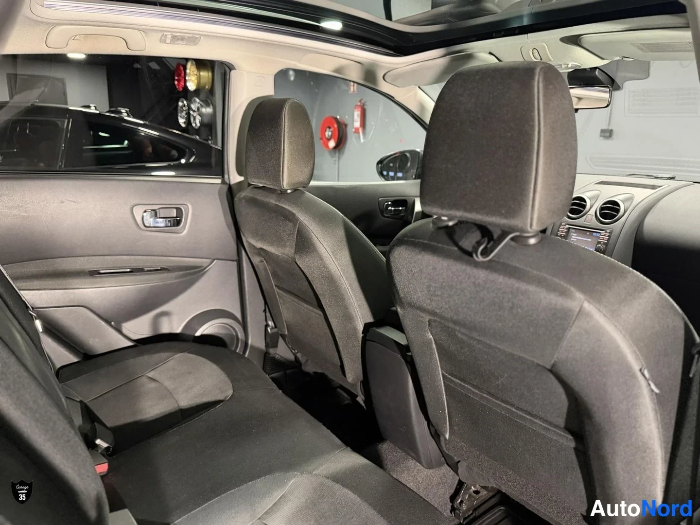 Musta Nissan Qashqai 2012, takaistuimet, kuva 15