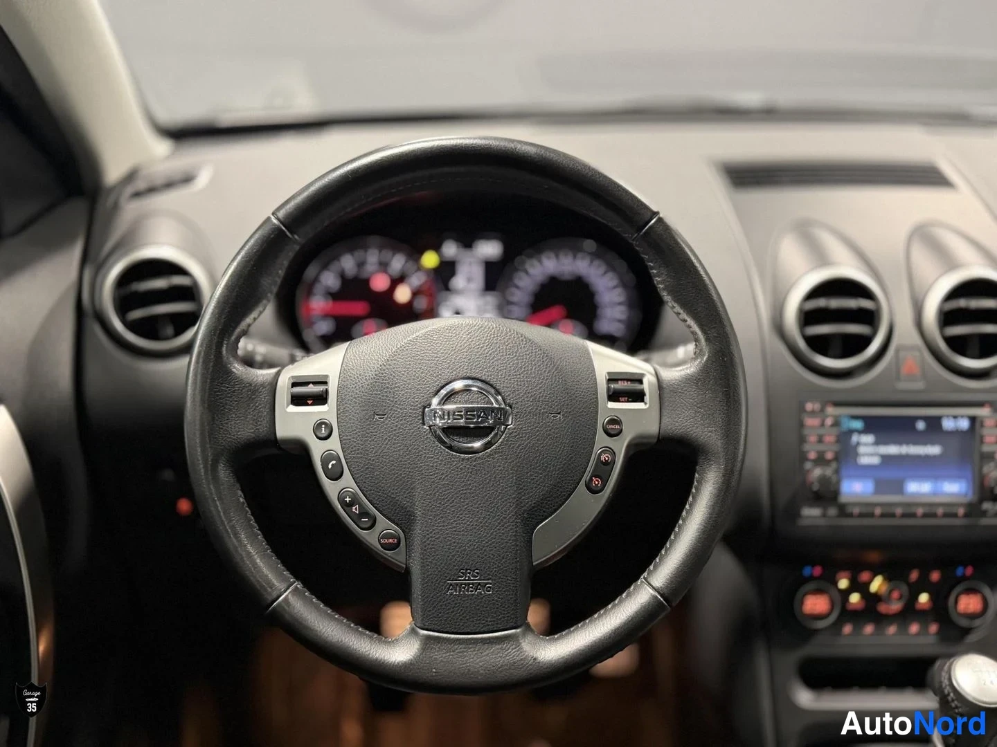Musta Nissan Qashqai 2012, ohjaamo, kuva 12