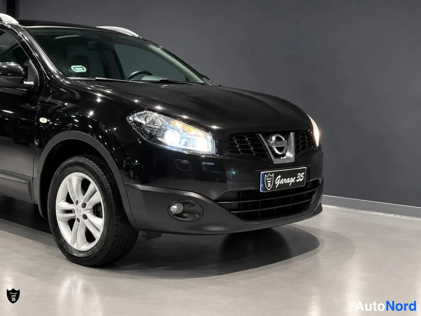 Musta Nissan Qashqai 2012, etuviisto, keula oikealle, kuva 3