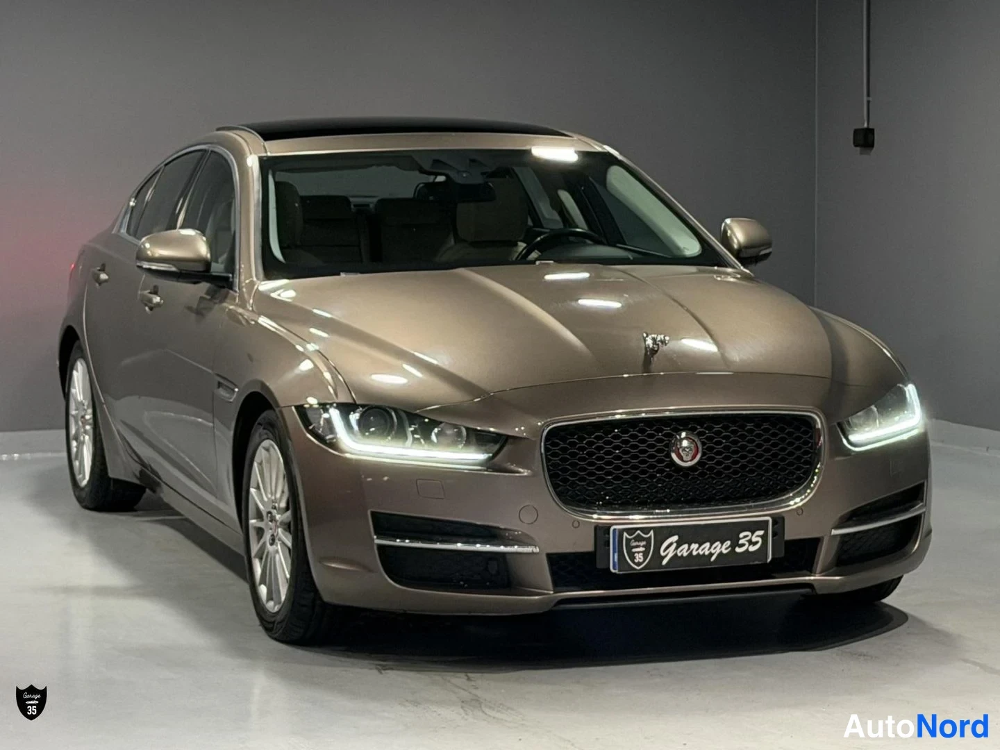 Beige Jaguar XE 2017, etuviisto, keula oikealle, kuva 2