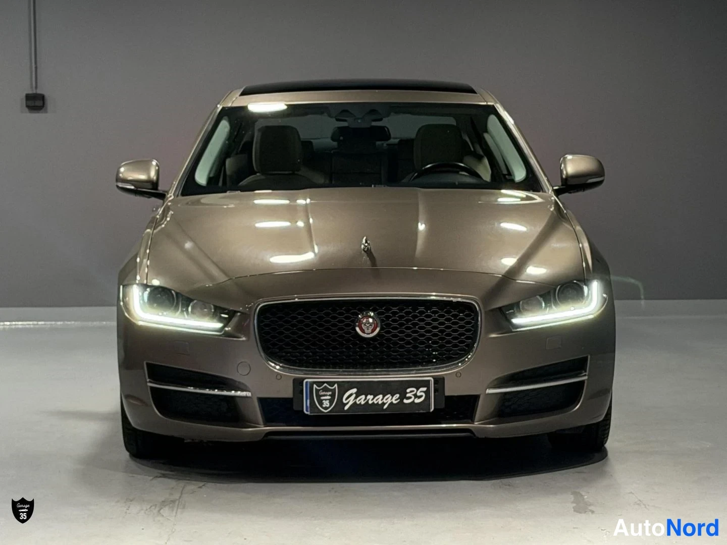 Beige Jaguar XE 2017, edestä, kuva 4