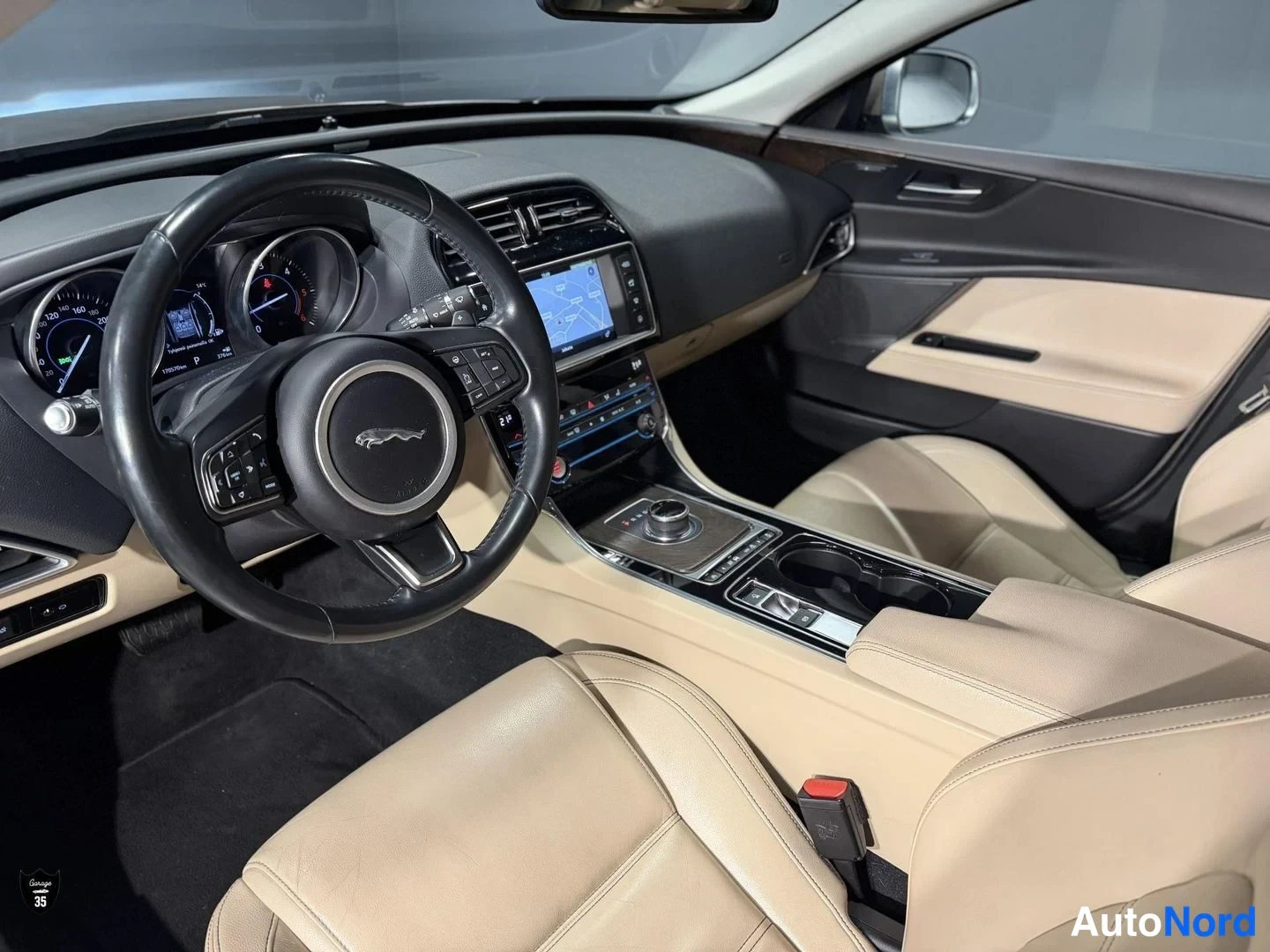 Beige Jaguar XE 2017, ohjaamo, kuva 10