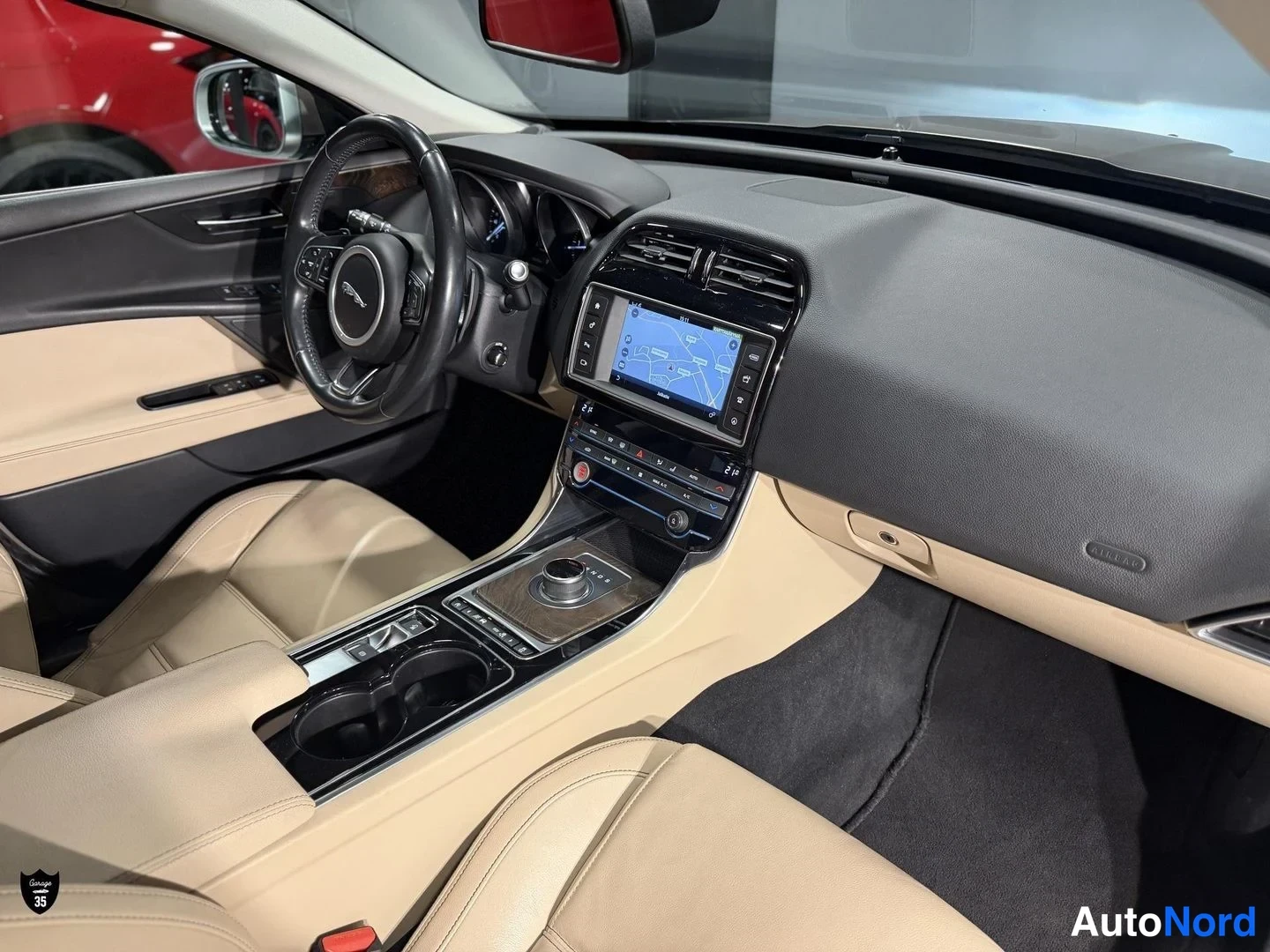 Beige Jaguar XE 2017, ohjaamo, kuva 13