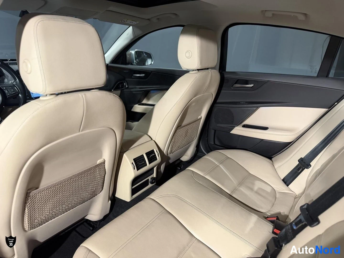Beige Jaguar XE 2017, takaistuimet, kuva 14
