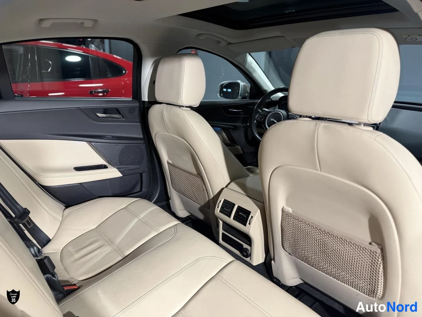 Beige Jaguar XE 2017, takaistuimet, kuva 15