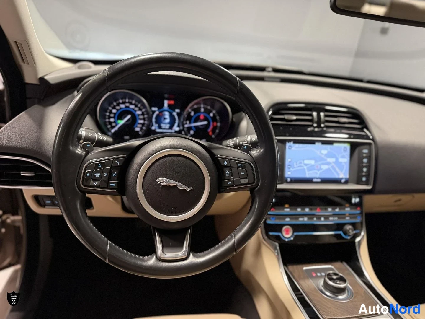 Beige Jaguar XE 2017, ohjaamo, kuva 12