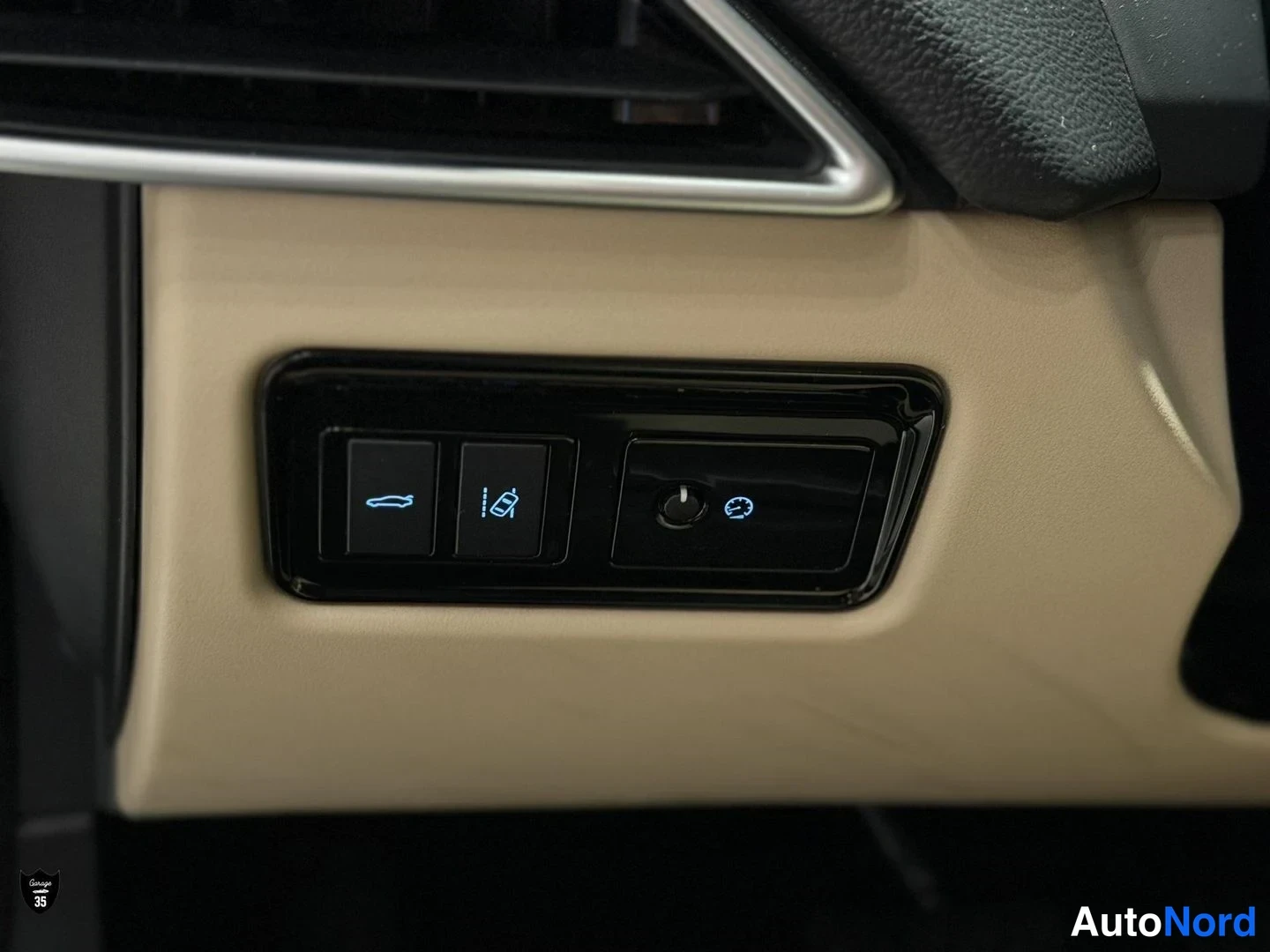 Beige Jaguar XE 2017, yksityiskohta, kuva 23