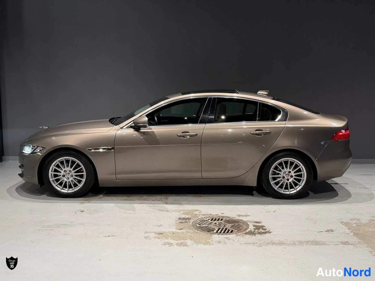 Beige Jaguar XE 2017, sivulta, kuva 6