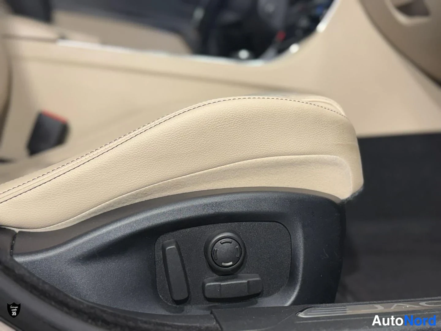Beige Jaguar XE 2017, yksityiskohta, kuva 33