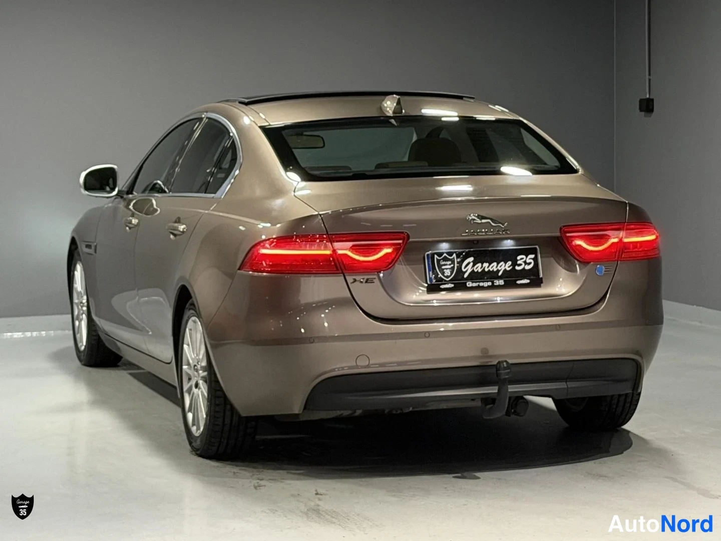 Beige Jaguar XE 2017, takaviisto, kuva 7