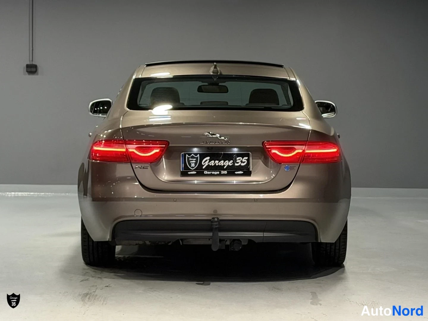 Beige Jaguar XE 2017, takaa, kuva 9