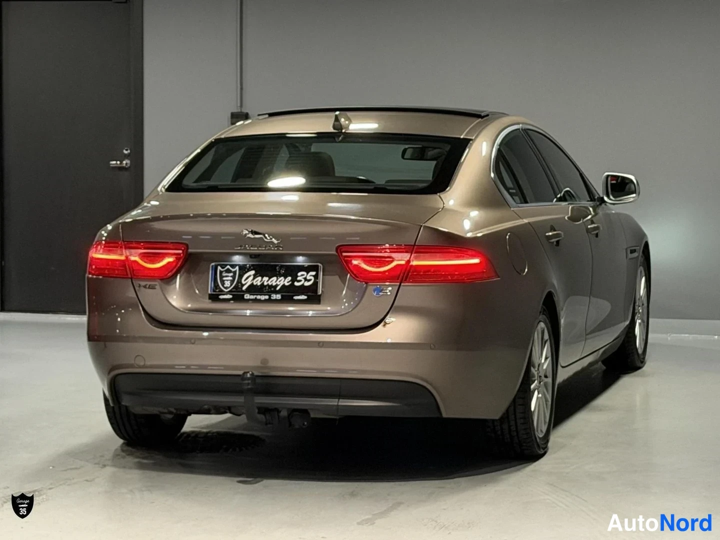 Beige Jaguar XE 2017, takaviisto, kuva 8