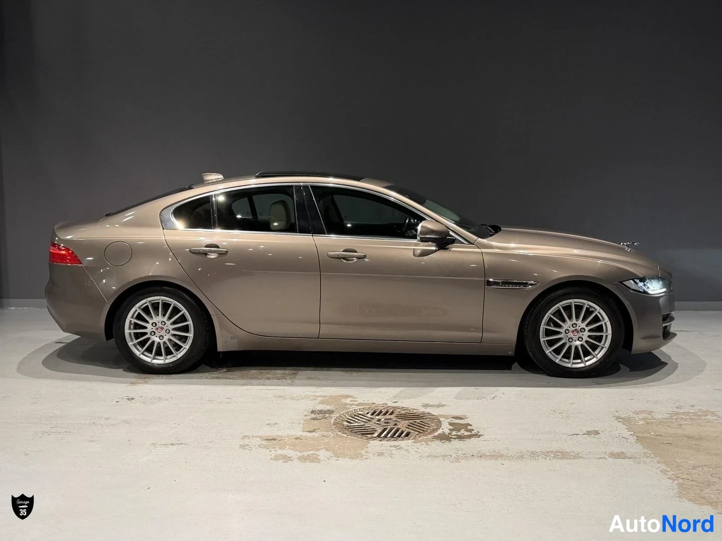 Beige Jaguar XE 2017, sivulta, kuva 5