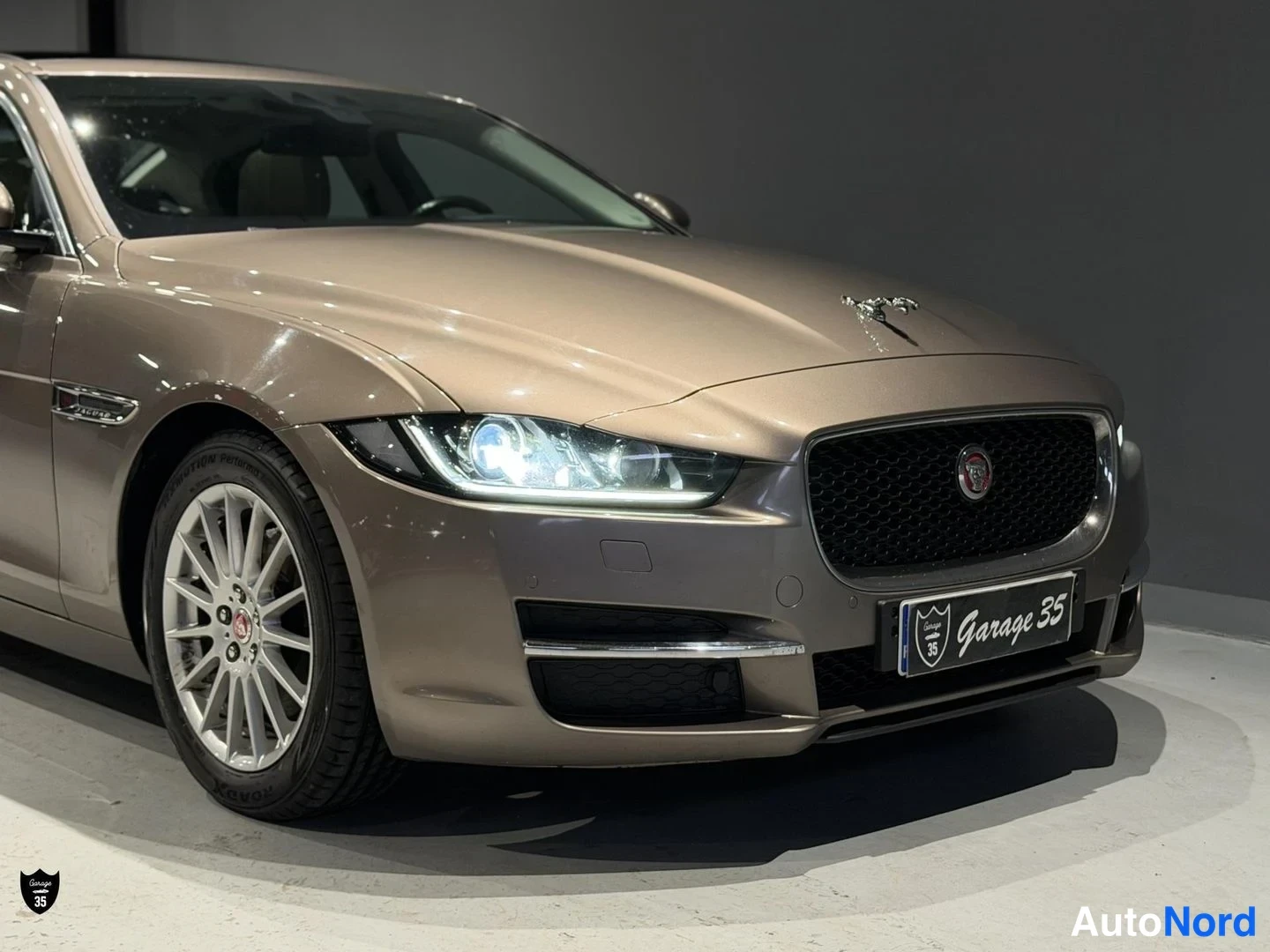 Beige Jaguar XE 2017, etuviisto, keula oikealle, kuva 3