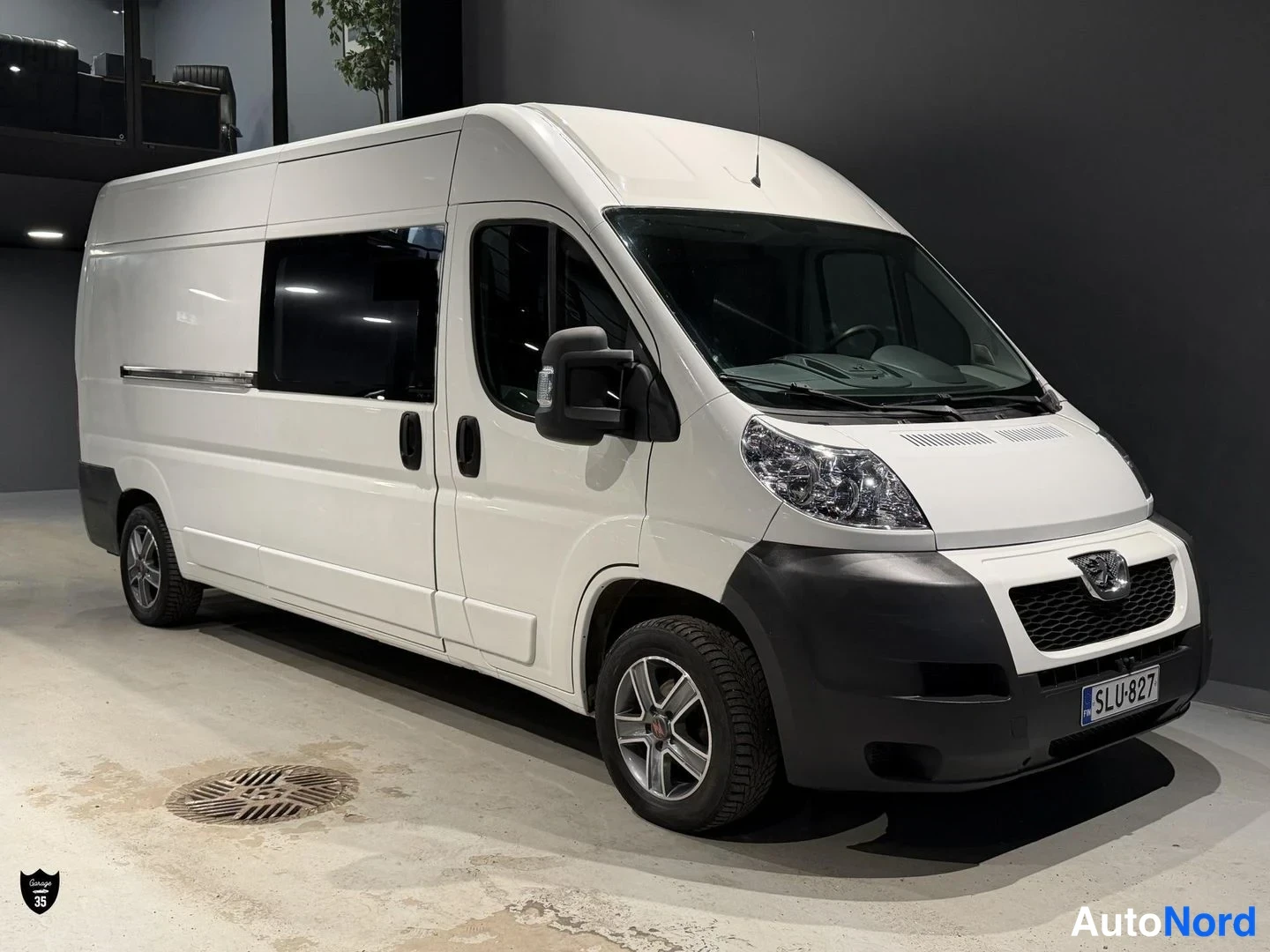 Valkoinen Peugeot Boxer 2011, etuviisto, keula oikealle, kuva 2