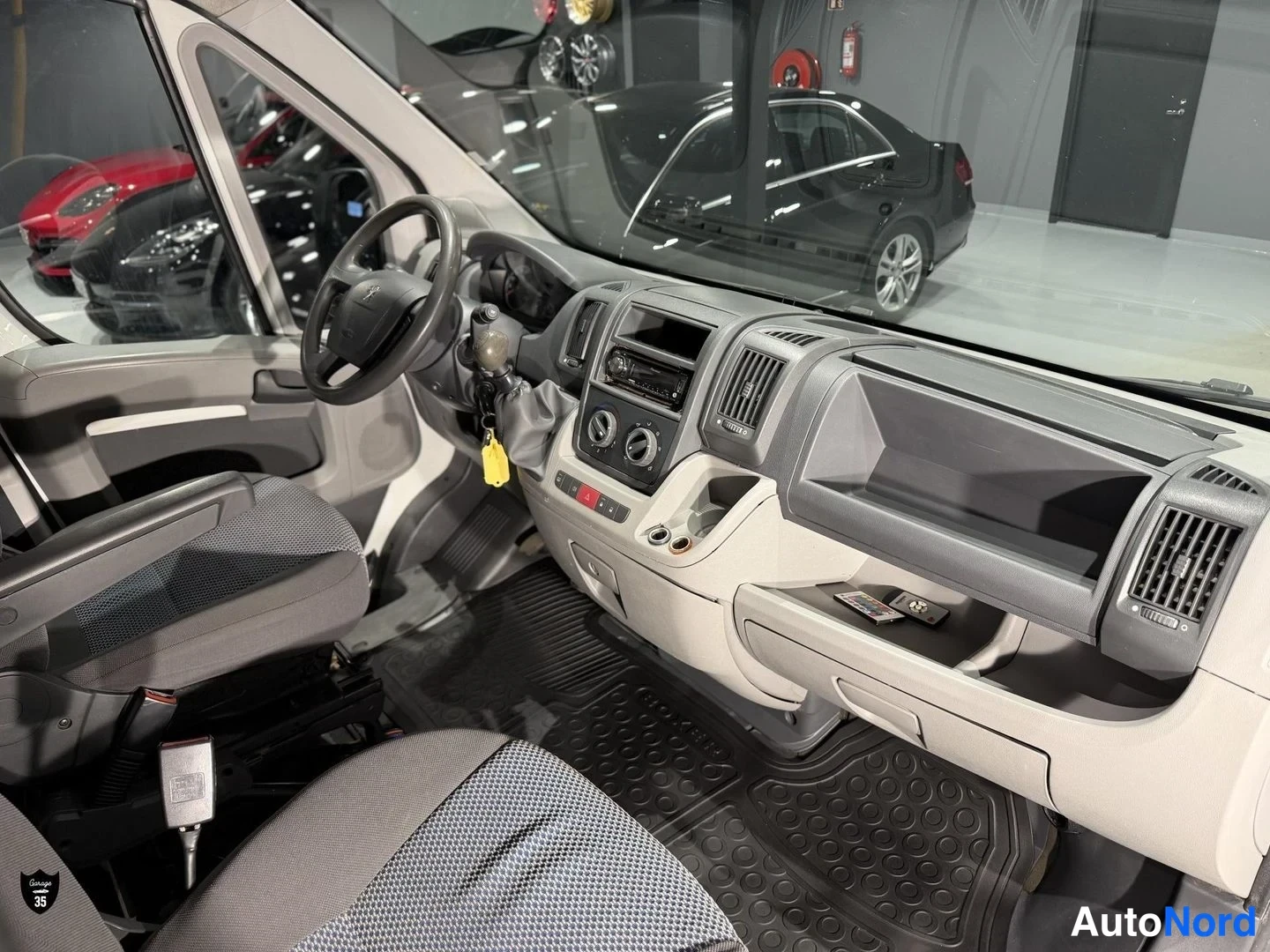 Valkoinen Peugeot Boxer 2011, ohjaamo, kuva 10