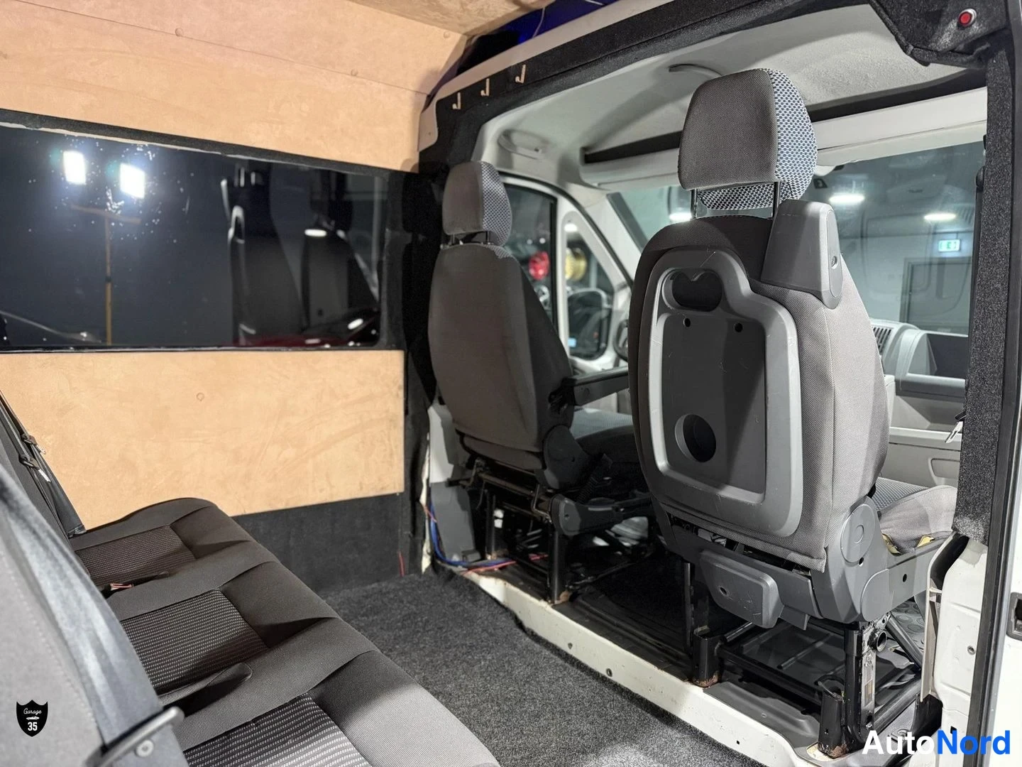 Valkoinen Peugeot Boxer 2011, ohjaamo, kuva 12