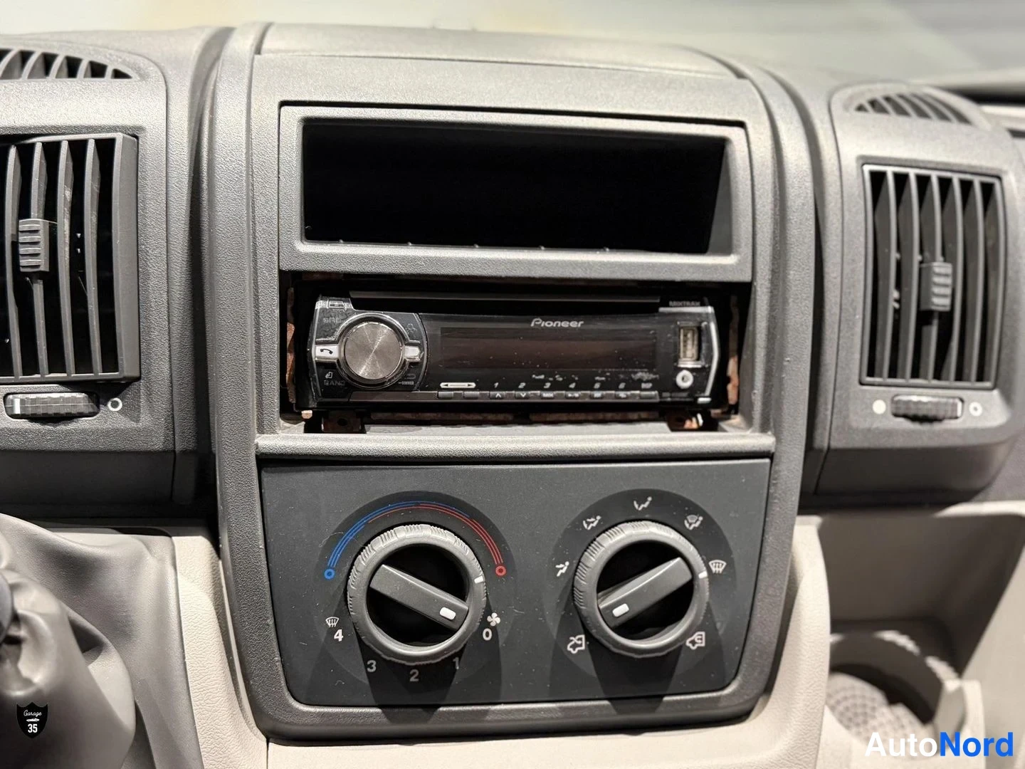 Valkoinen Peugeot Boxer 2011, yksityiskohta, kuva 24
