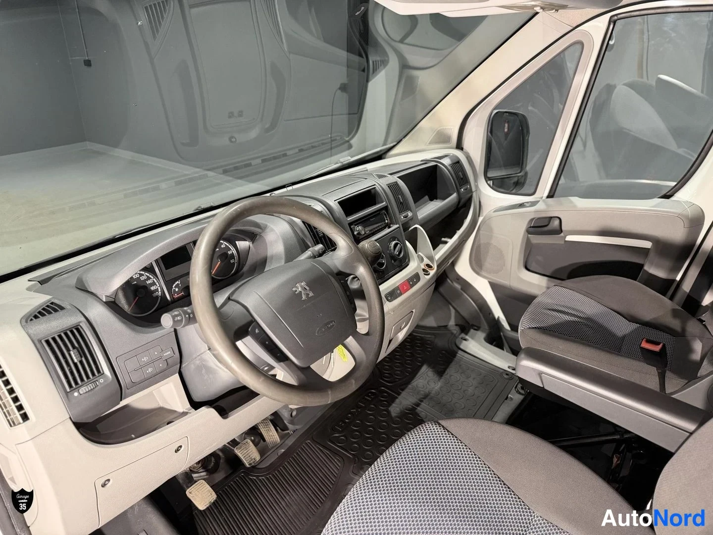 Valkoinen Peugeot Boxer 2011, ohjaamo, kuva 8