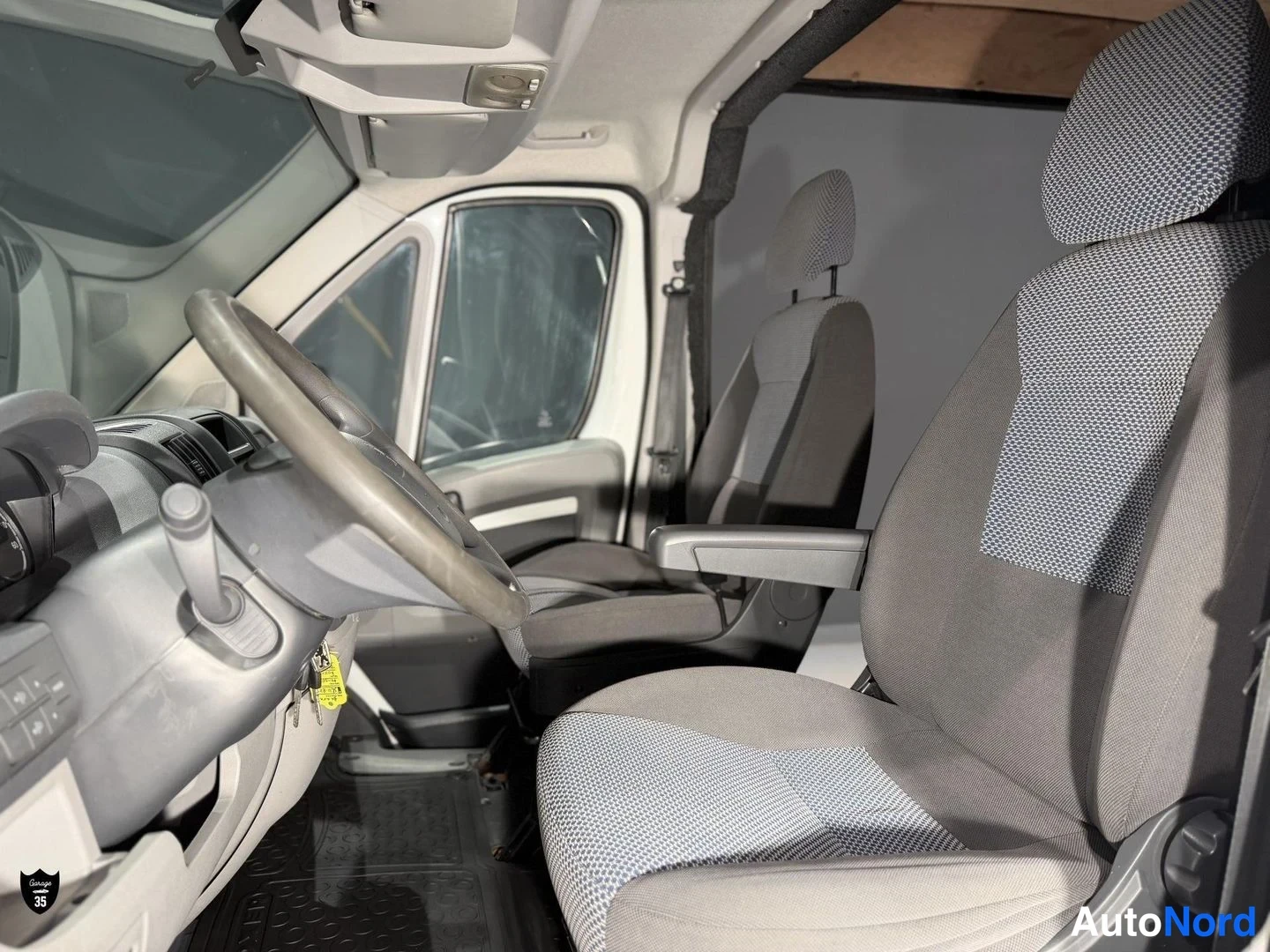 Valkoinen Peugeot Boxer 2011, etuistuimet, kuva 15