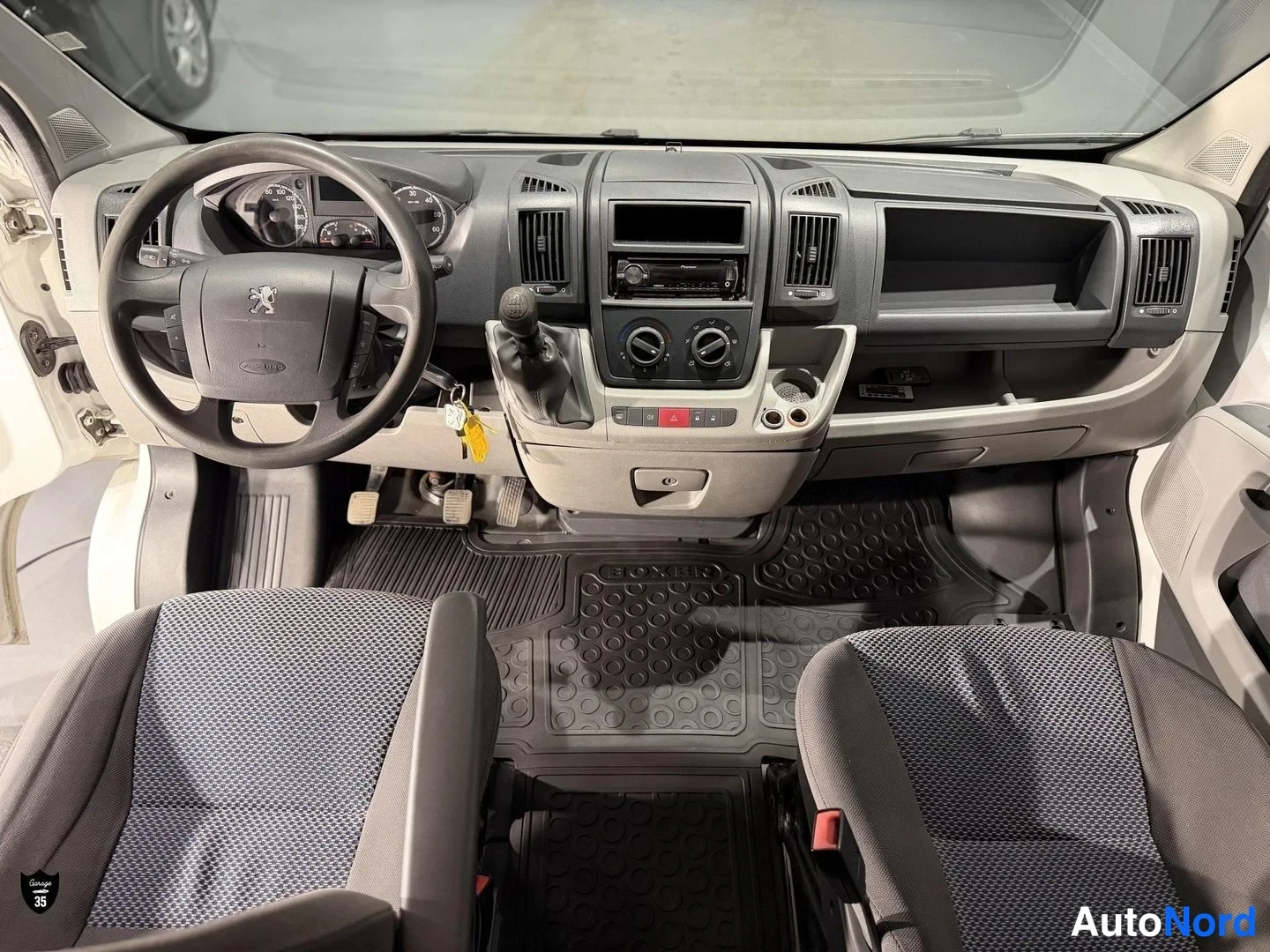Valkoinen Peugeot Boxer 2011, ohjaamo, kuva 9