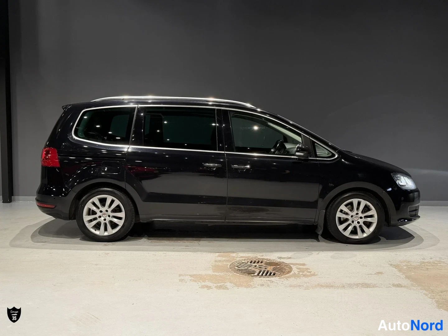 Sininen Volkswagen Sharan 2011, etuviisto, keula oikealle, kuva 2
