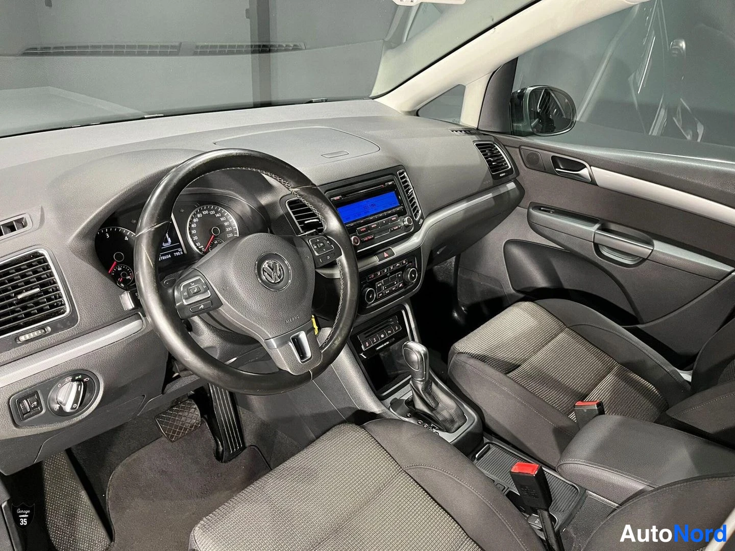 Sininen Volkswagen Sharan 2011, ohjaamo, kuva 11