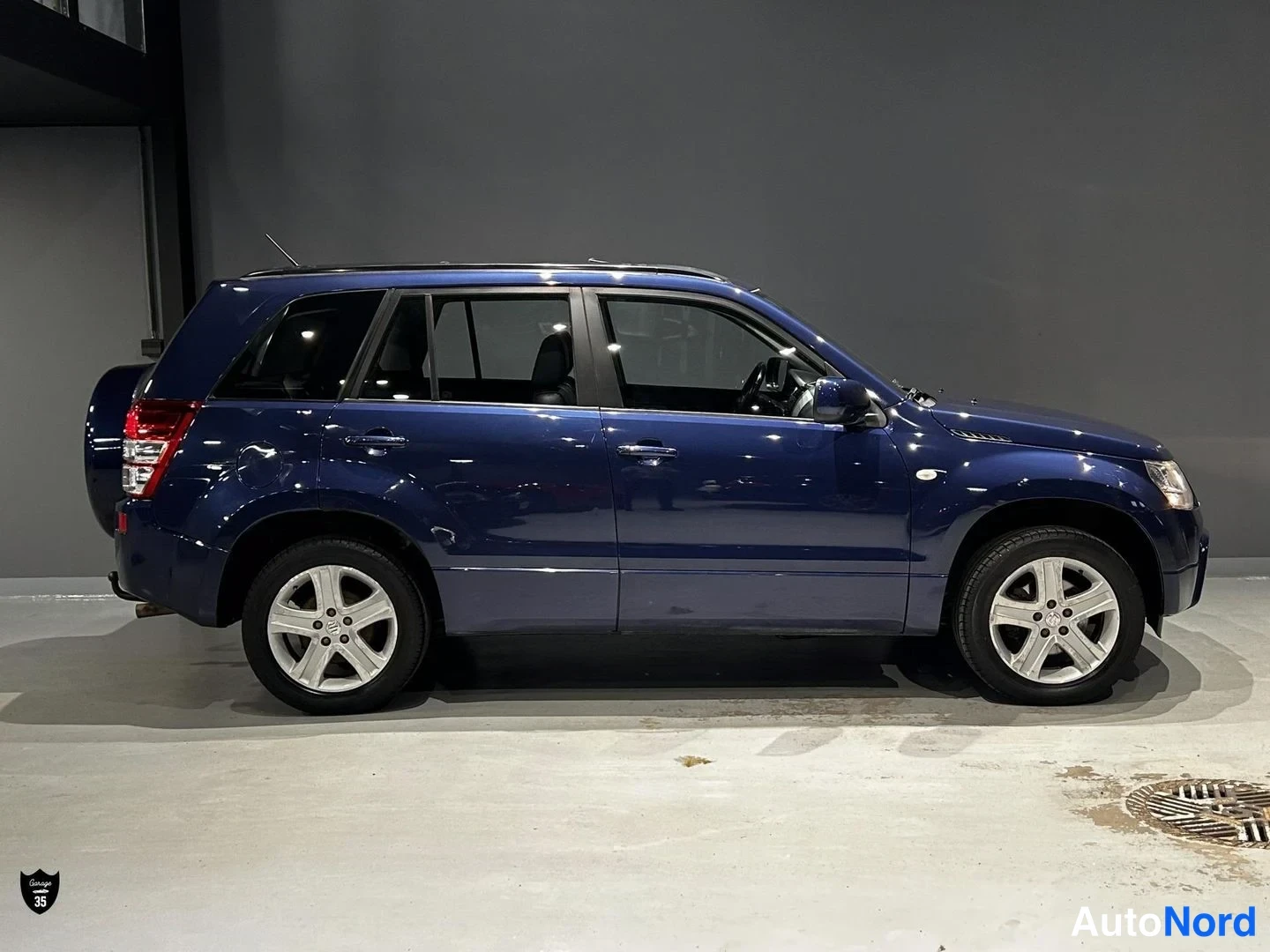 Sininen Suzuki Grand Vitara 2007, etuviisto, keula oikealle, kuva 2