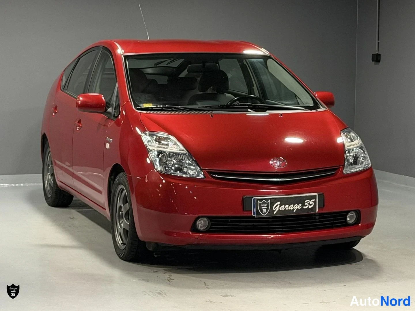 Punainen Toyota Prius 2008, etuviisto, keula oikealle, kuva 2