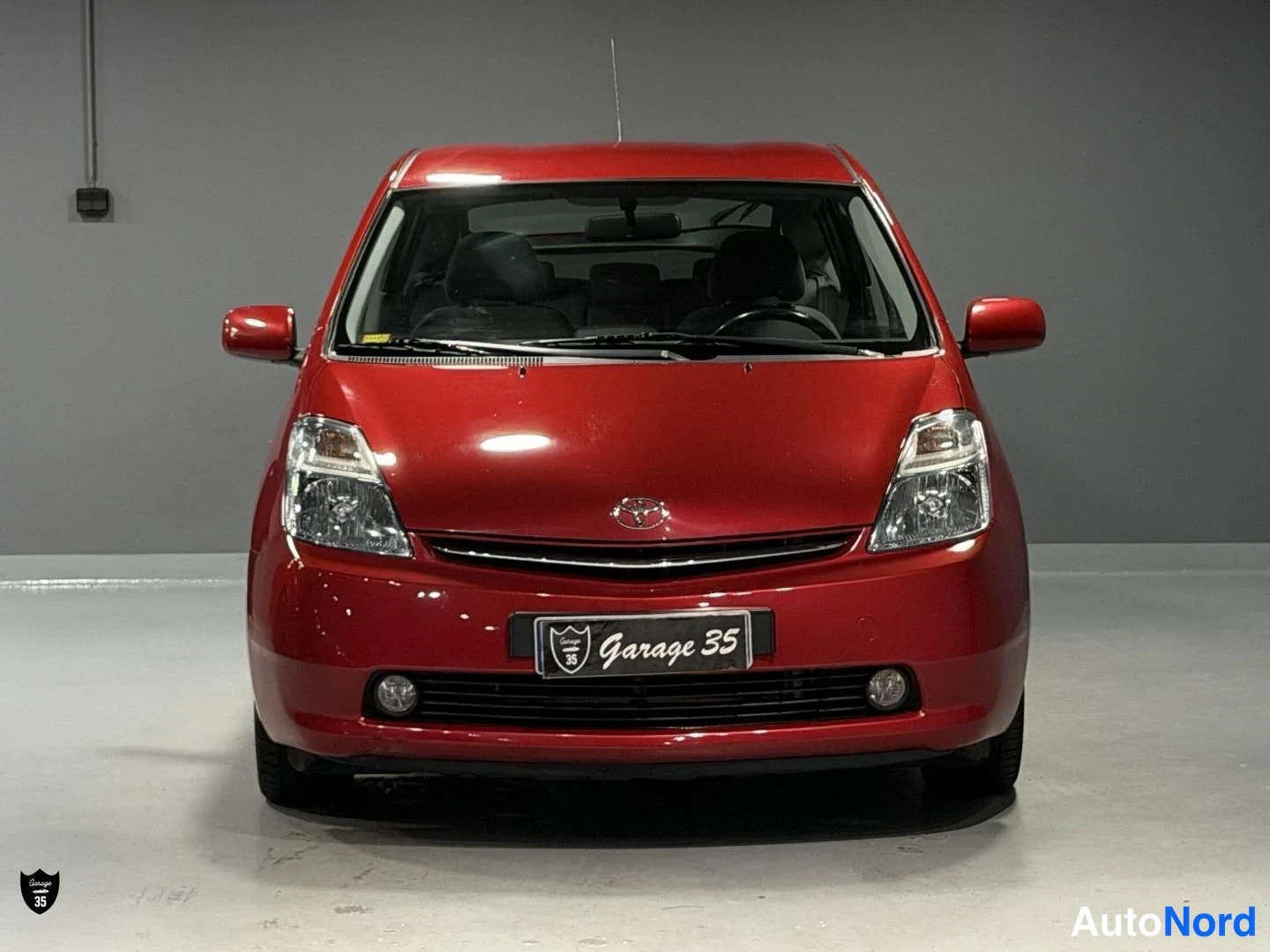 Punainen Toyota Prius 2008, edestä, kuva 4