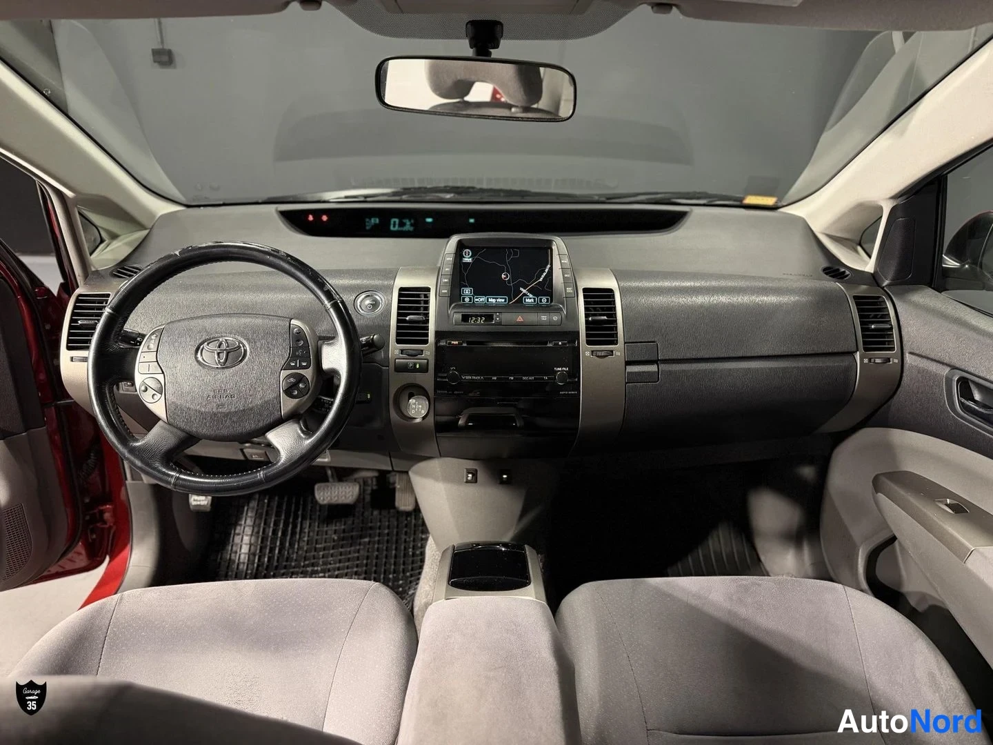 Punainen Toyota Prius 2008, ohjaamo, kuva 11