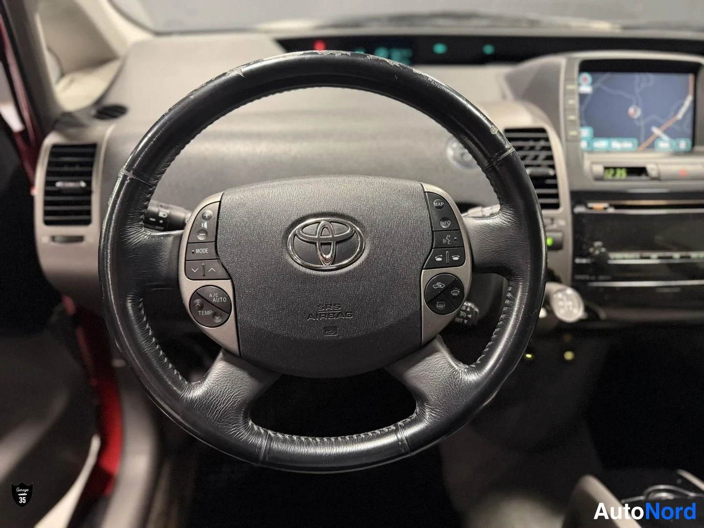 Punainen Toyota Prius 2008, ohjaamo, kuva 13