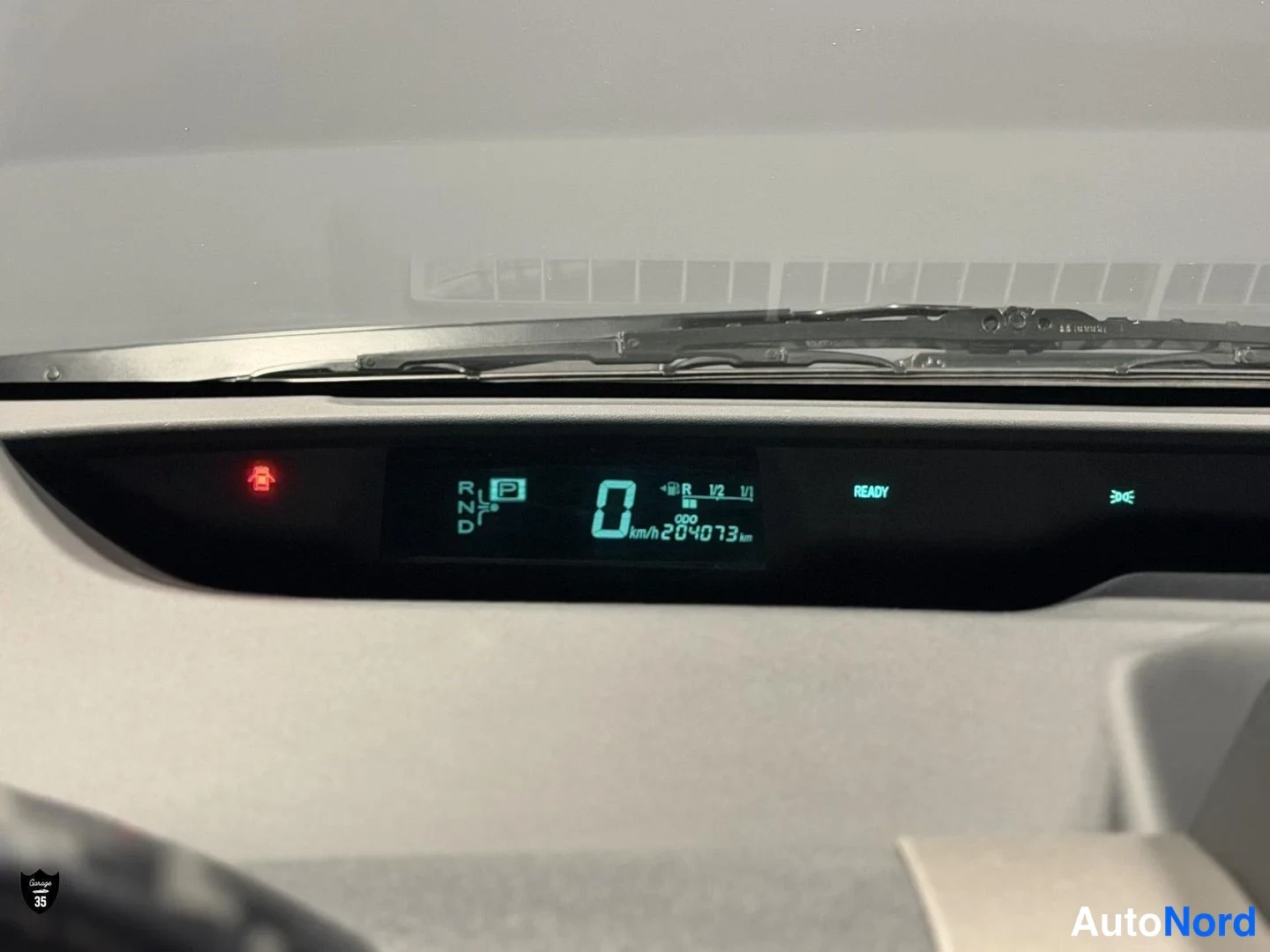 Punainen Toyota Prius 2008, yksityiskohta, kuva 17