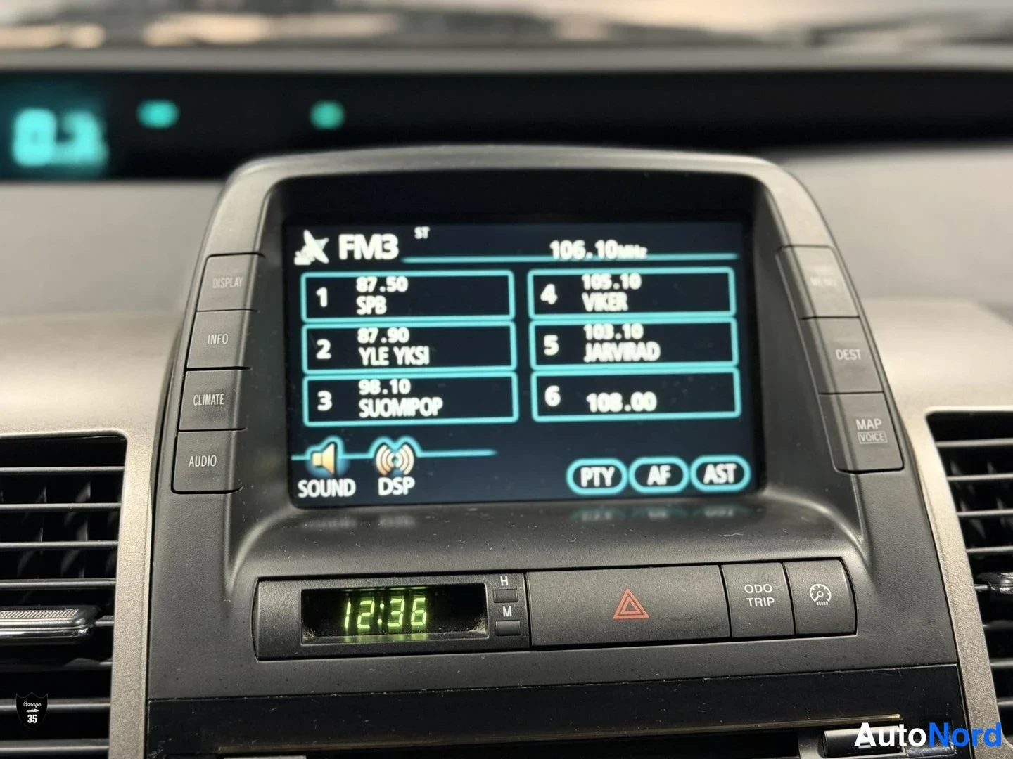 Punainen Toyota Prius 2008, yksityiskohta, kuva 19