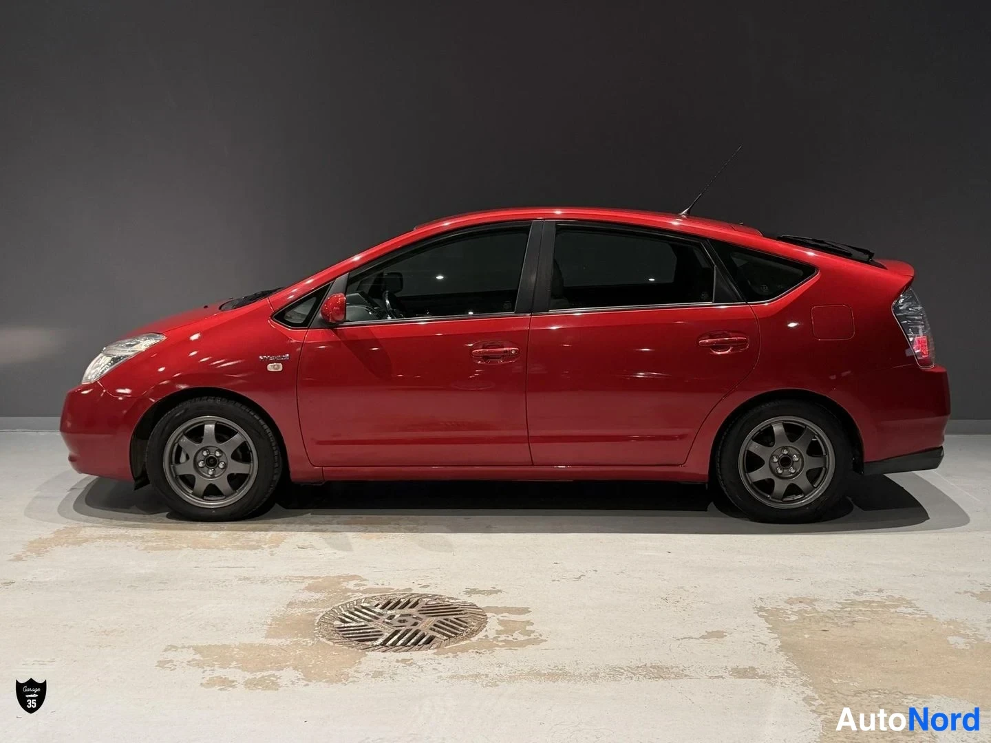 Punainen Toyota Prius 2008, sivulta, kuva 6