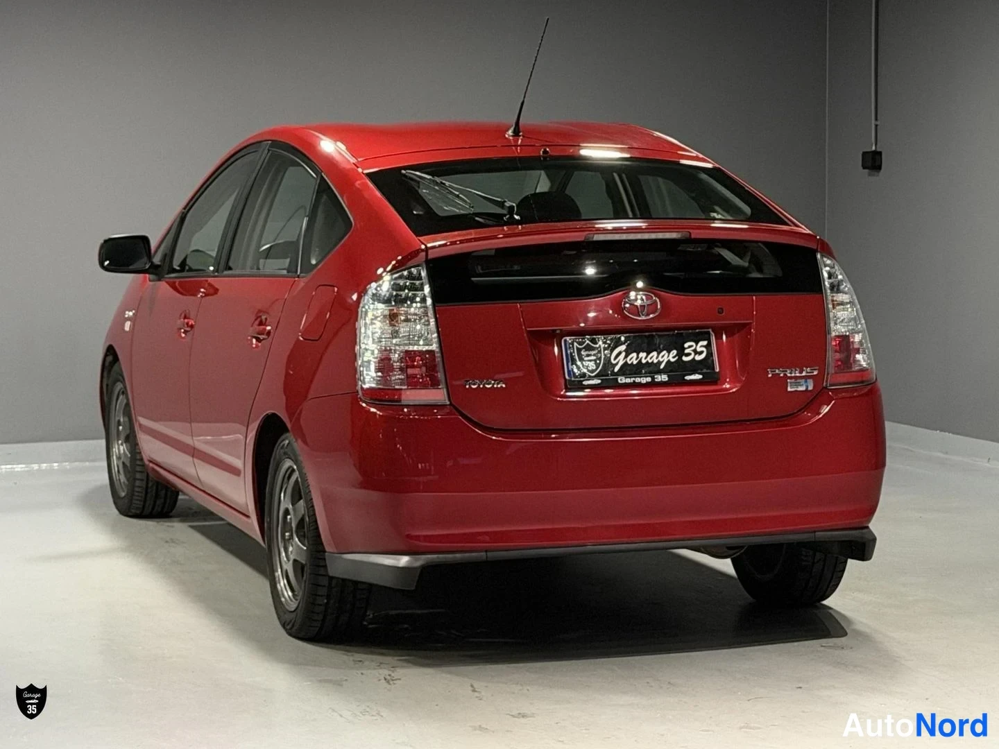 Punainen Toyota Prius 2008, takaviisto, kuva 7