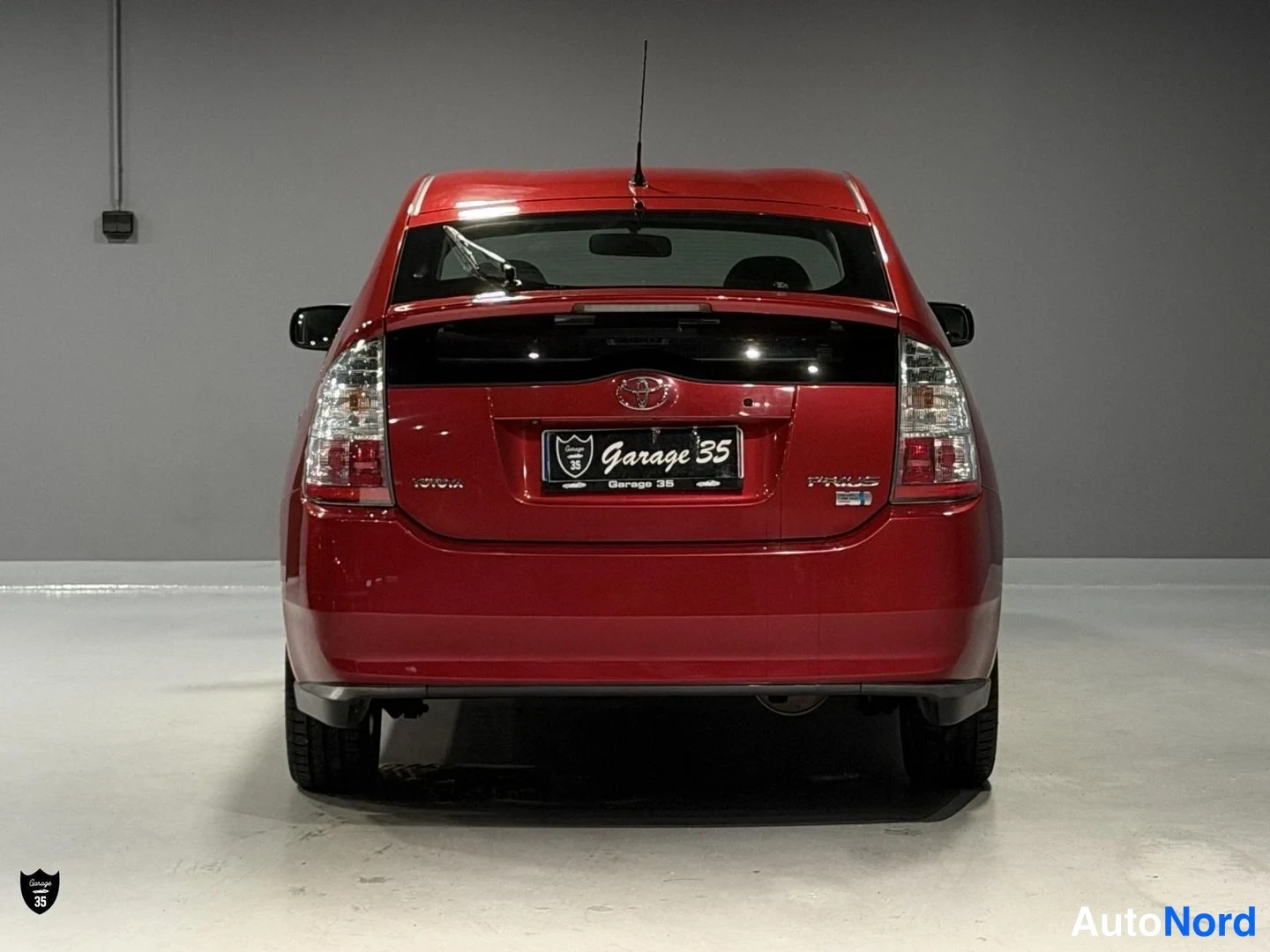 Punainen Toyota Prius 2008, takaa, kuva 9