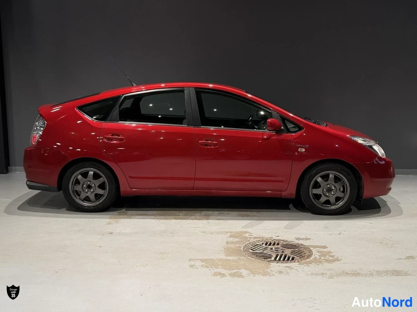 Punainen Toyota Prius 2008, sivulta, kuva 5