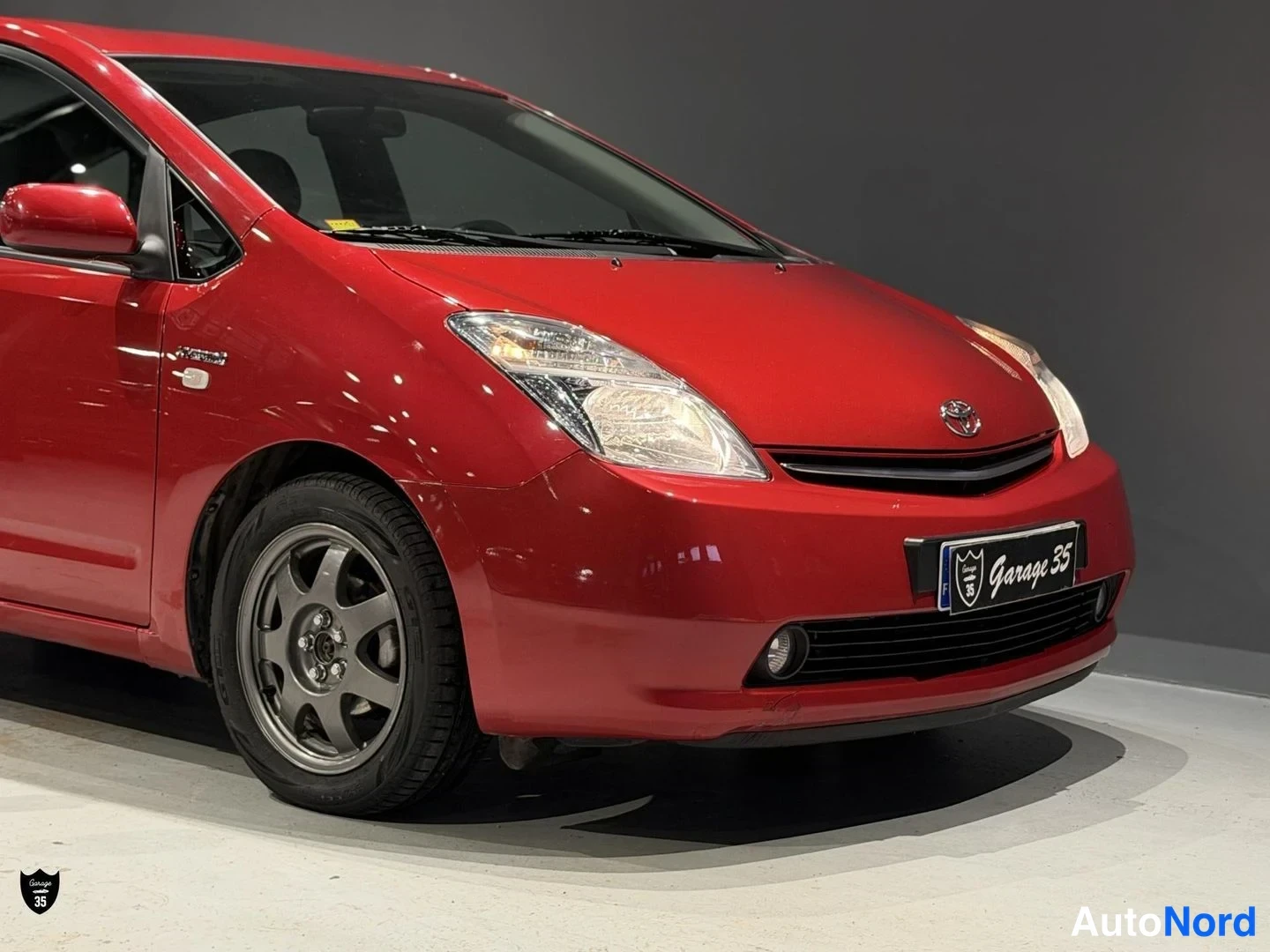 Punainen Toyota Prius 2008, etuviisto, keula oikealle, kuva 3