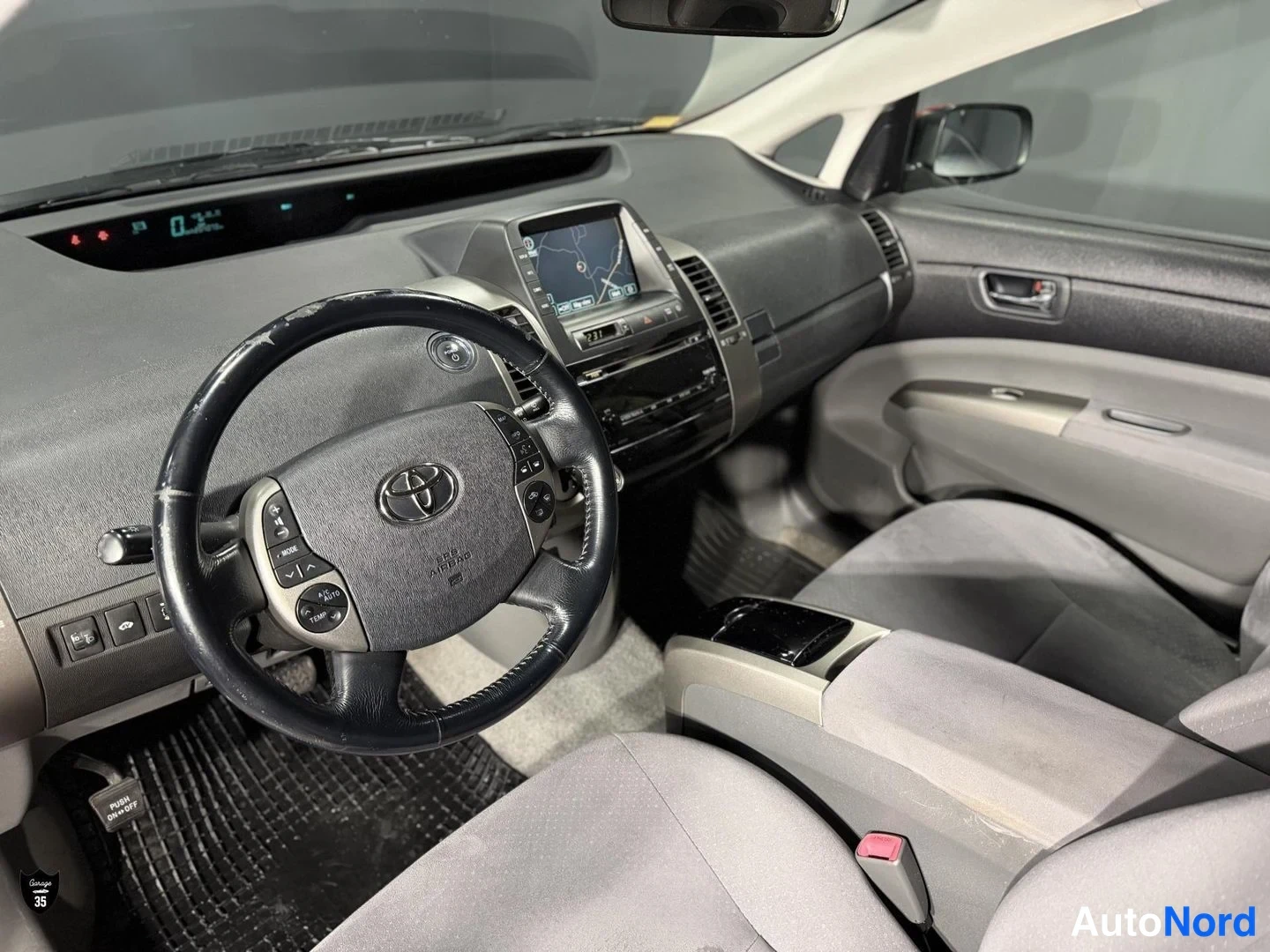 Punainen Toyota Prius 2008, ohjaamo, kuva 10