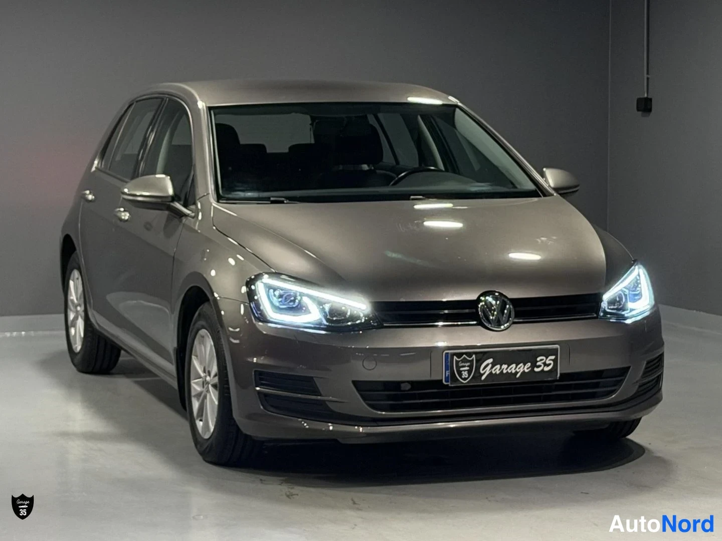 Harmaa Volkswagen Golf 2014, etuviisto, keula oikealle, kuva 2