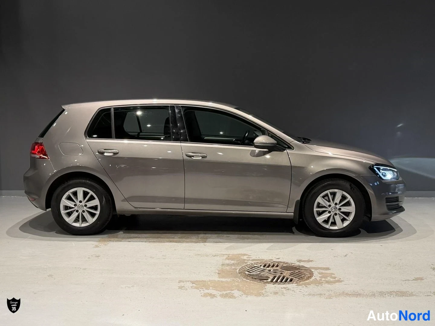 Harmaa Volkswagen Golf 2014, etuviisto, keula oikealle, kuva 3